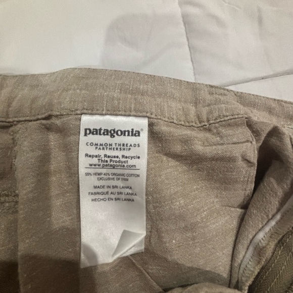 Patagonia Men's Beige Flat Front Shorts - Picture 7 of 8